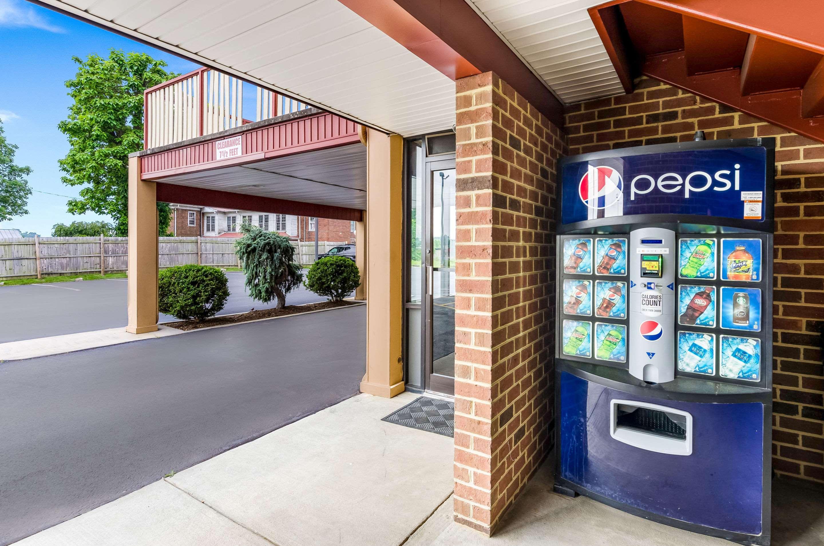 Econo Lodge Glade Springs I-81 Εξωτερικό φωτογραφία