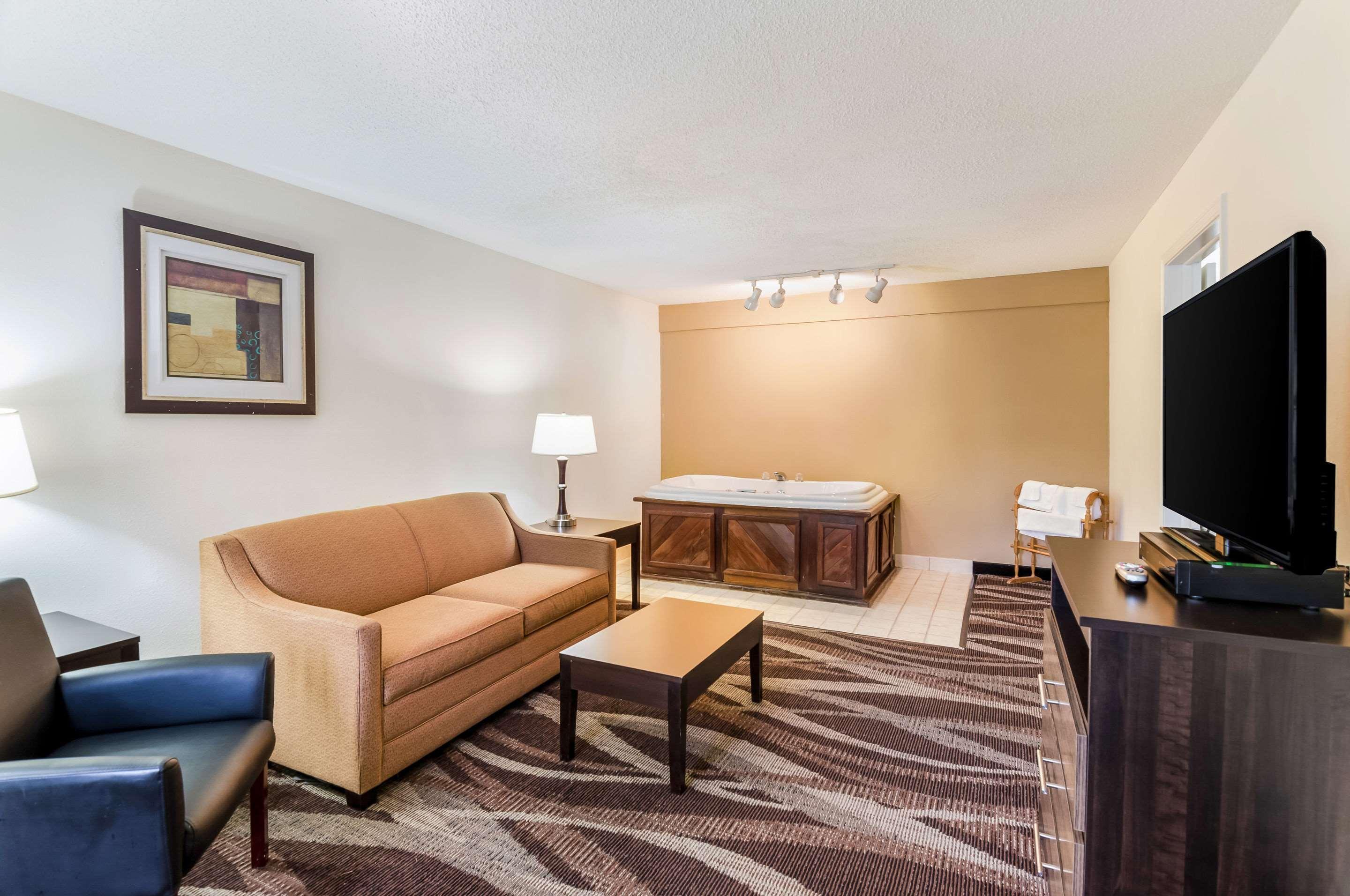 Econo Lodge Glade Springs I-81 Εξωτερικό φωτογραφία