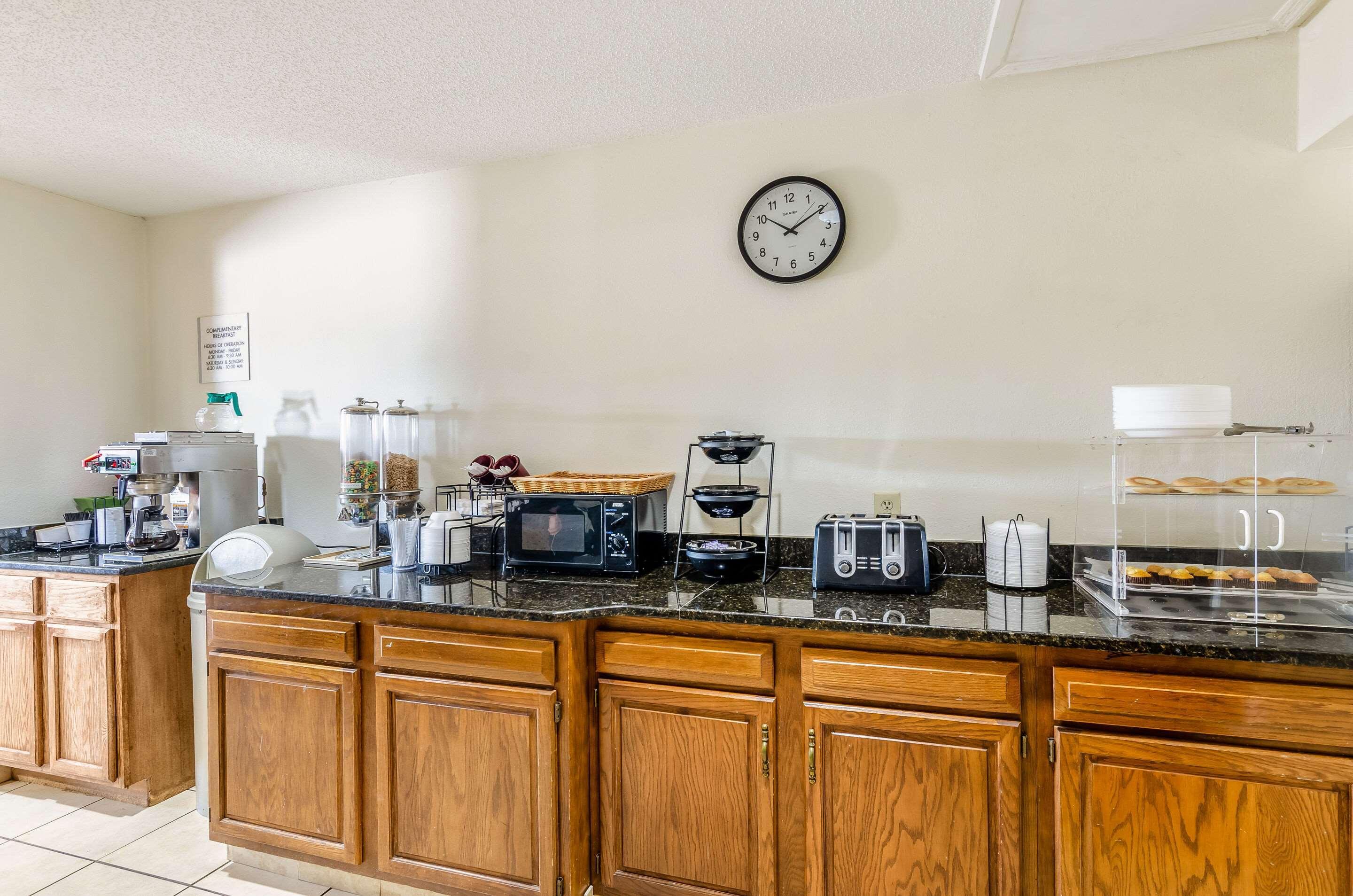 Econo Lodge Glade Springs I-81 Εξωτερικό φωτογραφία