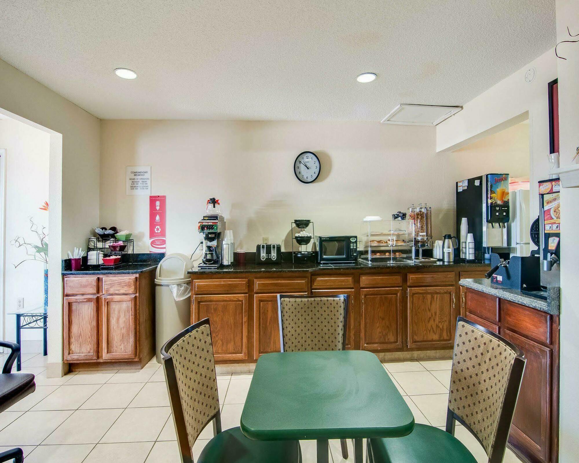 Econo Lodge Glade Springs I-81 Εξωτερικό φωτογραφία