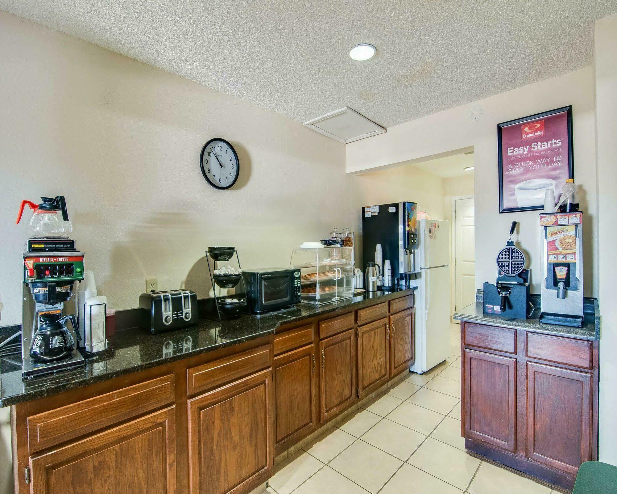 Econo Lodge Glade Springs I-81 Εξωτερικό φωτογραφία
